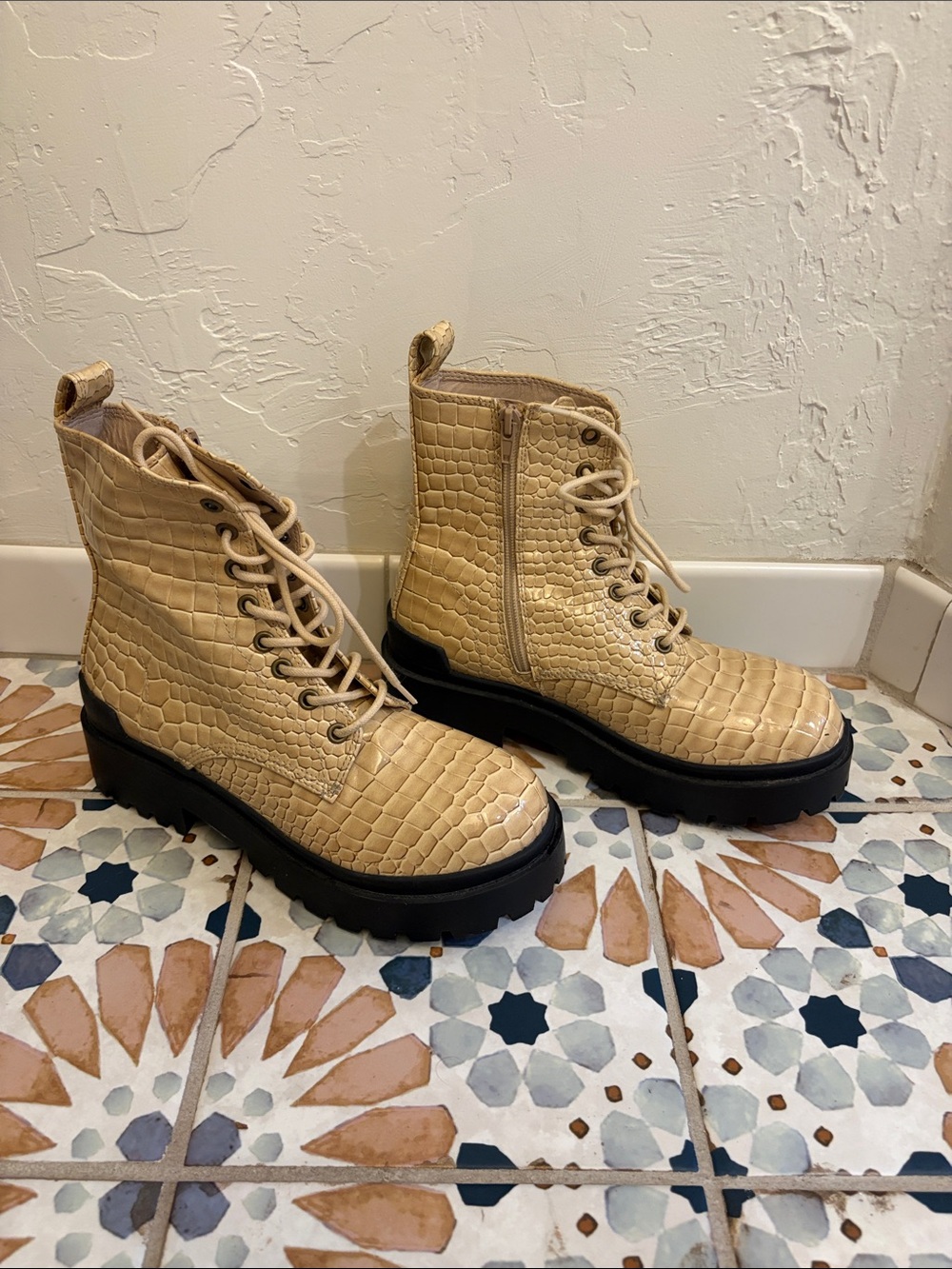 NEW Urban Outfitters Croc-Embossed Cream Lace-Up Combat Boots, size 8